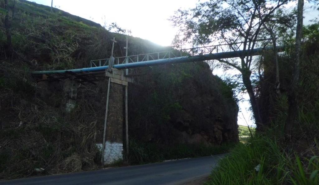 2.3.1.2. Demais Distritos Figura 11: Trecho da adutora - travessia na MG 111 Fonte: Conen O Distrito de Alvorada é atendido pelo Ribeirão Maranhão e por uma captação em nascente, enquanto que Ponte