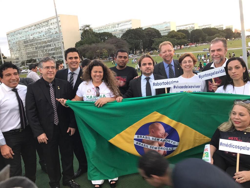 O objetivo, segundo os organizadores, foi chamar a atenção da população e do Supremo Tribunal Federal, onde tramitam ações a favor do aborto.