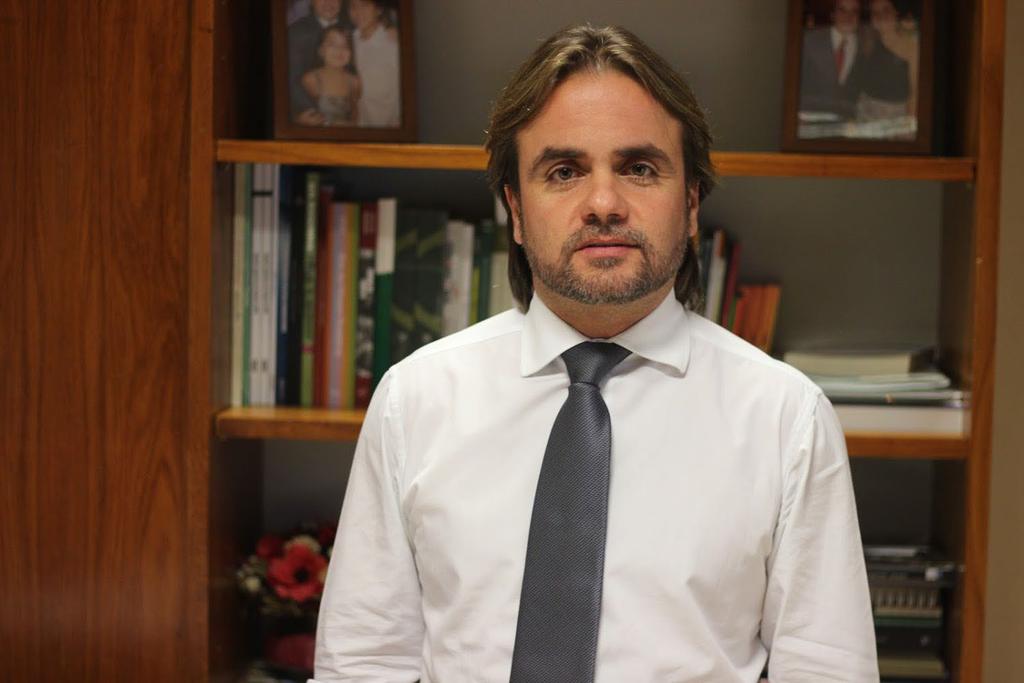 Eros Biondini Eros Biondini é médico veterinário pela UFMG, membro da Renovação Carismática Católica (RCC), fundador da Missão Mundo Novo e atua na evangelização há mais de 25 anos.