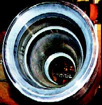 A produção de corpo de válvula de tamanho grande necessita de usinagem interna de furos em diferentes materiais fundidos.