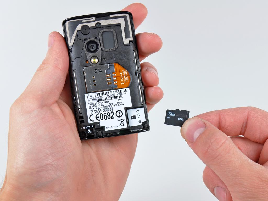 Passo 5 Uma miniatura é tudo que é necessário para remover o cartão microsd do seu alojamento no