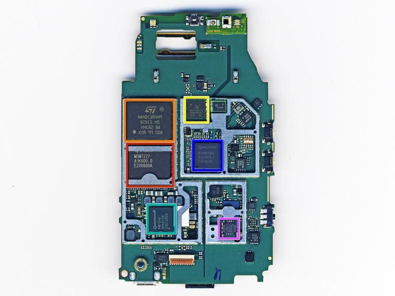 Passo 11 Grandes jogadores na placa incluem: A Qualcomm MSM7227 com o processamento da aplicação de 600 MHz, processamento de modem 400 MHz,