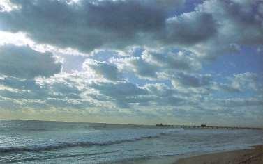 Stratocumulus (Sc) - Com desenvolvimento horizontal, são formadas por gotículas de água, com cor cinza ou esbranquiçadas, sempre tendo partes escuras, formam-se em camadas contínuas ou descontínuas.