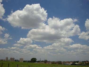 São compostas por gotículas de água e às vezes cristais de gelo, quase sempre apresentando precipitação, que pode ser forte, com formação moderada de gelo, e turbulência leve, moderada ou severa.