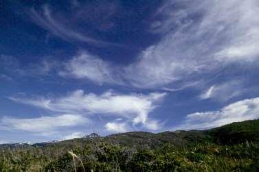 sol ou a lua. Não tem turbulência, mas pode restringir a visibilidade.