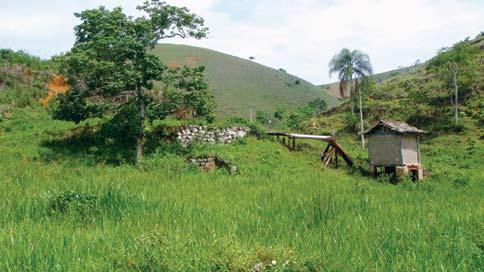 situação e ambiência No terreno, na parte posterior da