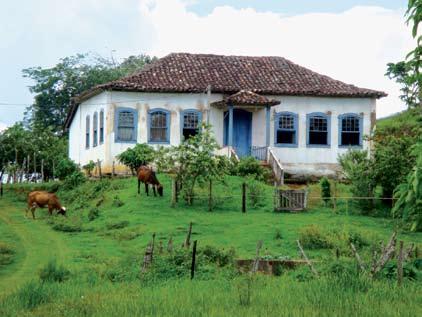 Modulam a fachada principal pilastras simples em massa. Não há cimalha e os beirais, originais, são encachorrados, forrados e a descoberto.