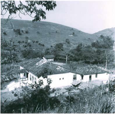 histórico Construída em 1895, a casa-sede da Fazenda Conceição encontra-se com todas as características arquitetônicas da época. Até os dias atuais serve como moradia do proprietário.