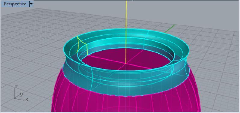 O próximo passo é criar a parte que conecta a base ao encaixe do copo do liquidificador. Selecione a ferramenta Revolve e clique da curva de perfil que está marcada na imagem.