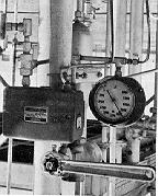 Sistemas de Instrumentação 7. Campo ou sala de controle Os primeiros instrumentos de medição e controle, desenvolvidos até a década de 1940, eram de montagem local ou no campo, próximos ao processo.