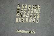 176 pretos que havia nos dominós 2 e 4. A figura abaixo apresenta os objetos referentes as tarefas 1 e 2 dirigidas a interação entre e sua educadora.