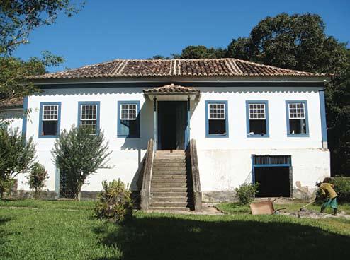 verticais com seção quadrada, semelhantes às que existiam em senzalas e cozinhas.