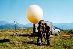 O gás hélio (Fly Baloon) vem dentro de cilindro sob alta pressão e devem ser utilizados equipamentos adequados para a retirada e redução da pressão do gás.