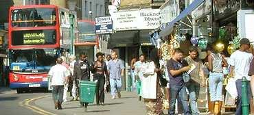 Redesenho do espaço da rua acalmia de tráfego: Hackney (210.000 hab.