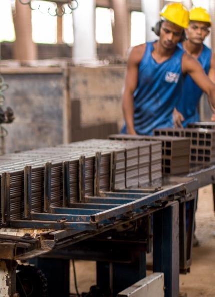 PROJETOS BIOMASSA RENOVÁVEL Os projetos de biomassa renovável são responsáveis pela ecologização da cadeia de abastecimento das empresas familiares na fabricação de tijolos, ao mesmo tempo que