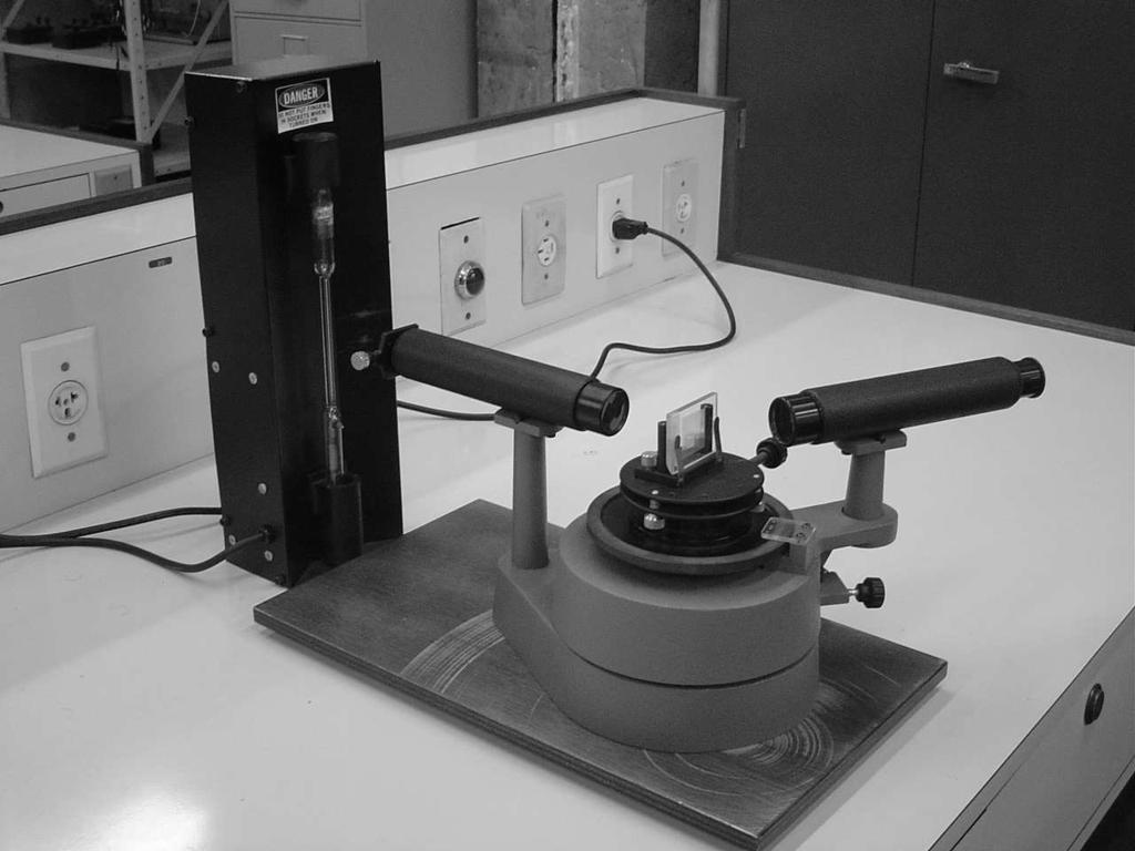 Figura 2.2: Espectroscopio preparado para medida. O espectroscópio faz medidas relativas dos ângulos de difração.