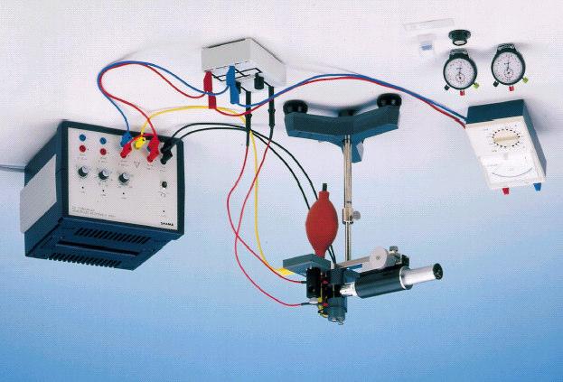 envolvias encontram-se inicaas na Fig. 2. Verifique atentamente e procure compreener toas essas conexões. Fig. 1: Arranjo experimental para realização a experiência e Millikan. Fig. 2: Conexões elétricas para alimentação o capacitor no aparato e Millikan.