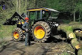 protecções (tractor e operador); - sistemas de locomoção (pneus florestais ou rastos); - tipo de transmissão (mecânica ou