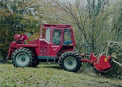 Figura 1- Tractor agrícola Figura 2- Tractor florestal Figura 1- Adaptação de um tractor agrícola aos trabalhos florestais.
