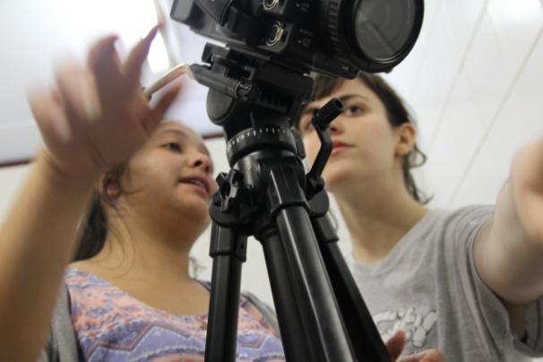 Apresentação : Princípios Pedagógicos A partir do estudo e de práticas da linguagem cinematográfica, o projeto procura desenvolver nos jovens: Entendimento da arte como meio de reflexão pessoal e