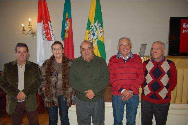 de figueirenses! QUATRO NADADORES NA SELECÇÃO REGIONAL Além do Festival que assinalou os 40 anos da Piscina, nadadores do Ginásio participaram no sábado em dois outros eventos.