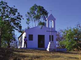 Sebastião saiu de casa às 8h30, e os romeiros já estavam sentados à sombra do pé de juá, esperando a abertura da capela para rezarem juntos o Ofício de Nossa Senhora, meditar a Palavra de Deus e