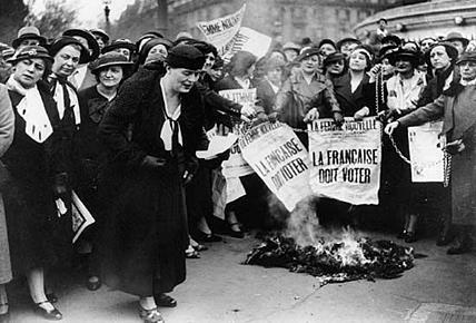 09. (Ufsc 2014) Sobre manifestações e movimentos populares na história, é CORRETO afirmar que: 01) Gandhi foi um líder da luta pela independência da Índia e defendeu a resistência pacífica da