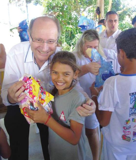 Uma delas, foi participar da festa de Páscoa da Associação Pró-Brejaru, que atende crianças e adolescentes dos bairros Frei Damião e