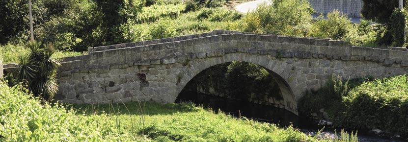 A Ponte de Espindo, na freguesia de Meinedo, concelho de Lousada, assegura a passagem sobre o rio Sousa, estabelecendo a ligação viária entre os lugares de Bustelo e de Boim.