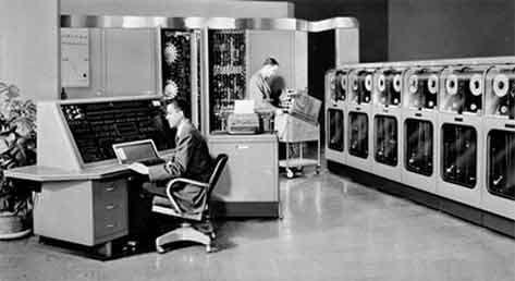UNIVAC I Era uma máquina eletrônica de programa armazenado que recebia instruções de uma fita magnética de alta