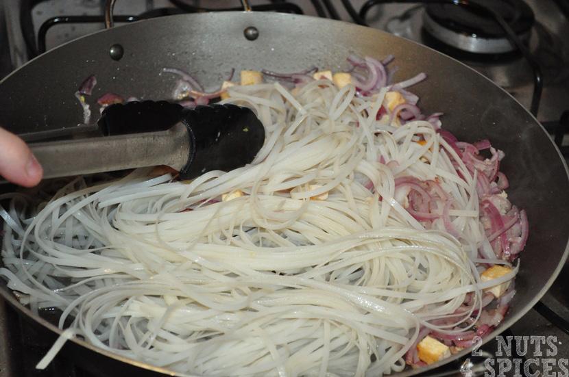 noodle já hidratado e escorrido à frigideira em fogo