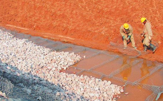 Intervenções Emergenciais Obras para o controle da erosão MacMat-R Para