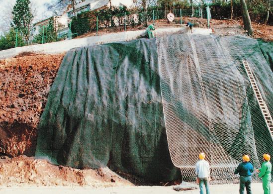 com uma geomanta tridimensional em fibra natural ou sintética.