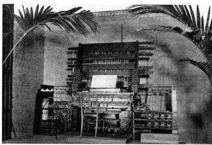 20 Figura 1 - Telharmonium 9 Em 1917 o russo Lev Sergeyevich Termen construiu um instrumento que chamou de Aetherophone (RATTON, 2001).