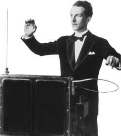 21 Figura 2 - Leon Theremin (como ficou popularmente conhecido) tocando seu instrumento Leon Theremin apresentou seu instrumento a Lênin, que ordenou a construção de 600 unidades para distribuição