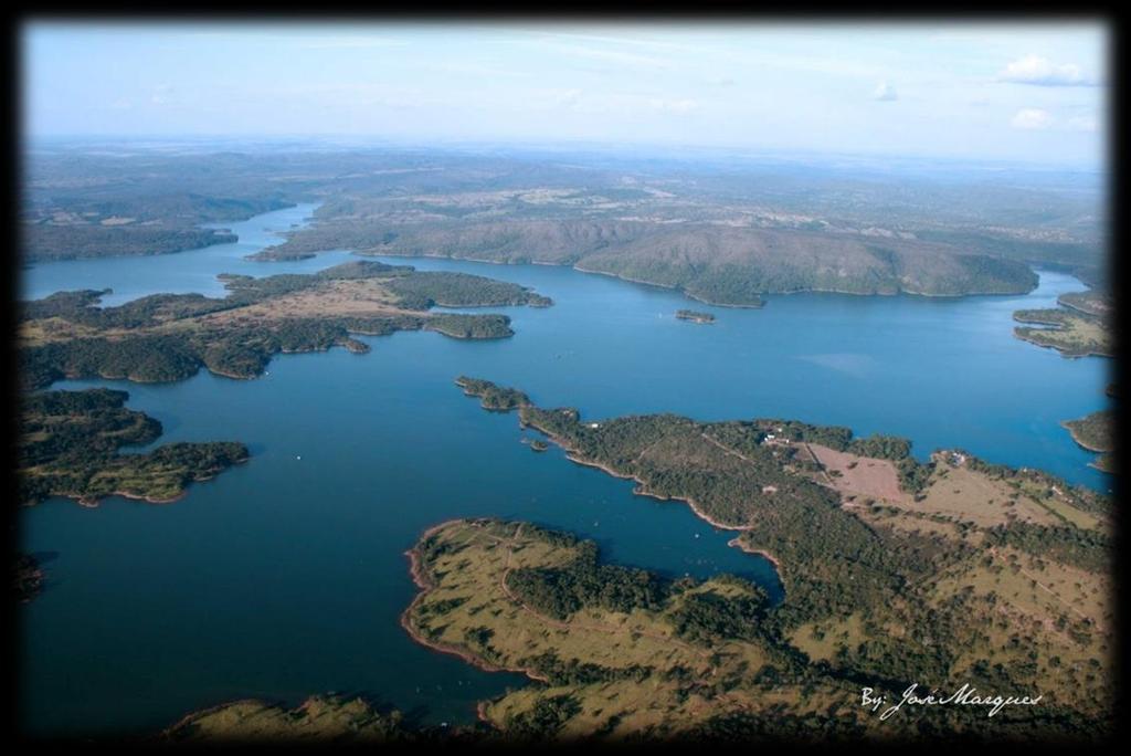 Fonte: Google, 2016. Lago da UHE Corumbá IV sob relevo movimentado.