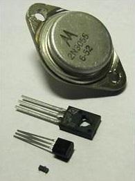 A razão pela sua evolução Transistor é um componente electrónico que é utilizado como amplicador de sinais eléctricos: Menor