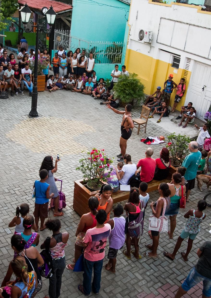 OBJETIVOS O Festival de Dança Itacaré tem o grande desa o de trabalhar com a diversidade de diferentes grupos de dança oriundos de cidades distintas para poder pensar o corpo e a composição da dança.