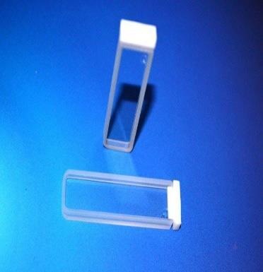 Cubeta Vidro Óptico - Modelo G-108 Fundo arredondado; Duas faces polidas; Volume: 17,5 ml; Passo: 50 mm; Largura Interna: 10 mm; Dimensão Externa: 45 x 12,5 x 52,5 mm (retangular).