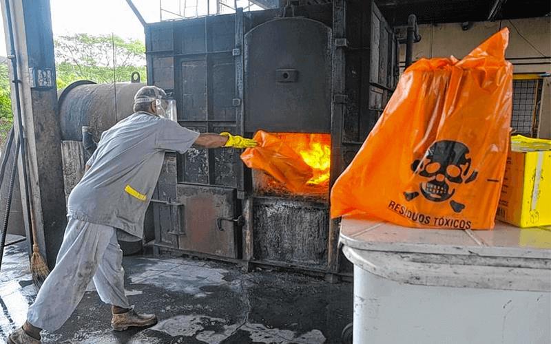 Incineração: É um processo de queima controlada, que reduz o lixo a uma quantidade mínima de cinzas a serem depositadas em aterros sanitários.