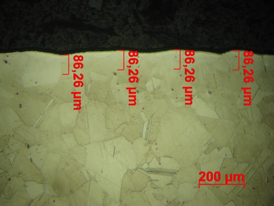 Figura 6: Micrografia da superfície da peça correspondente a 5ª etapa de teste, com a medida indicando a camada total