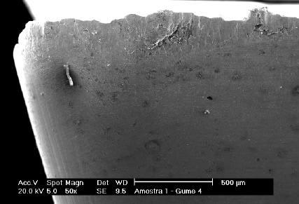 Região esbranquiçada, na forma de um v, resultante do início do desgaste provocado pela abrasão da matriz em decorrência do escoamento de carbonetos.