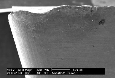 regiões, amenizando a brusca transição entre as direções de afiação. Tal melhoria, realizada através de lixamento com lixas 400 e 600, foi feita no terceiro e quarto gumes do inserto TSV68, fig.9.