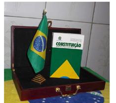 Imagem: Constituição Brasileira de 1988. Fonte: https://pt.wikipedia.org/wiki/constitui%c3%a7%c3%a3o_brasileira_de_1988#/media/ File:Bandeira_do_Brasil_Constiti%C3%A7%C3%A3o_do_Brasil.JPG.