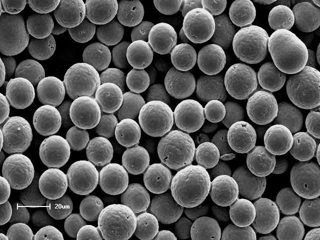 80 da figura 47. O espectro resultante da análise é apresentado na figura 48. A composição química do pó analisado é apresentada na tabela 8. O inoculante IM22 é mostrado na micrografia da figura 49.