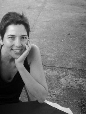 Como fazer contato? Daniela Cabral Gontijo, mais conhecida como Danú Gontijo, é produtora cultural, poeta, compositora, cantora e instrumentista da banda Tatá e Danú.