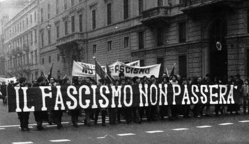 Fascismo é um regime autoritário criado na Itália, que deriva da palavra italiana fascio, que remetia para uma "aliança" ou "federação".