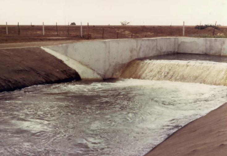 FOTO 17 (Dezembro/1988) Aspecto de um trecho do canal já em operação após aproximadamente 13 a 16 meses. Nota-se o perfeito estado da obra.