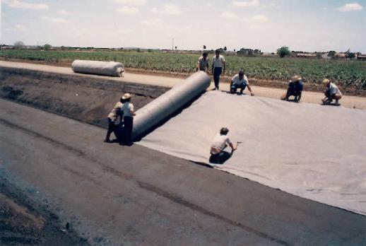 FOTO 3 (Agosto-Novembro/1987) Instalação do geotêxtil Bidim RT-10 sobre o solo.
