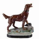 563 Cão de caça grupo escultórico em faiança vidrada portuguesa, representando cão caçando um pato, pintado em tons policromos.
